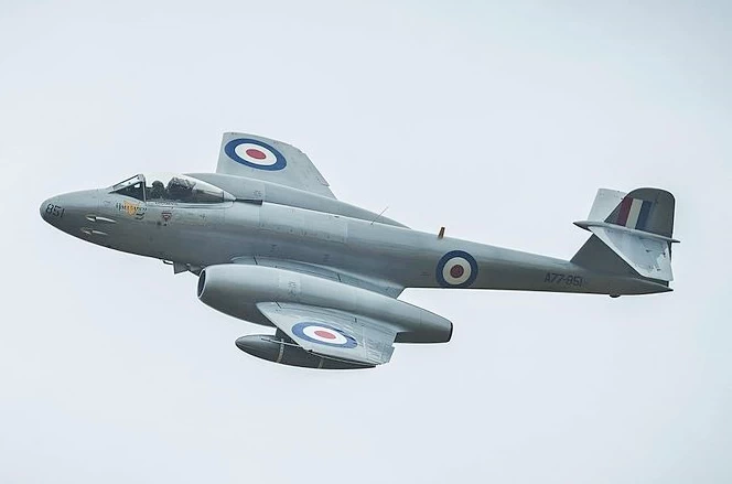 Gloster Meteor F.8 tenuto in condizione di volo