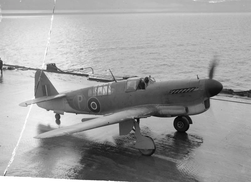 Prototipo del Firefly sul ponte della HMS Illustrious