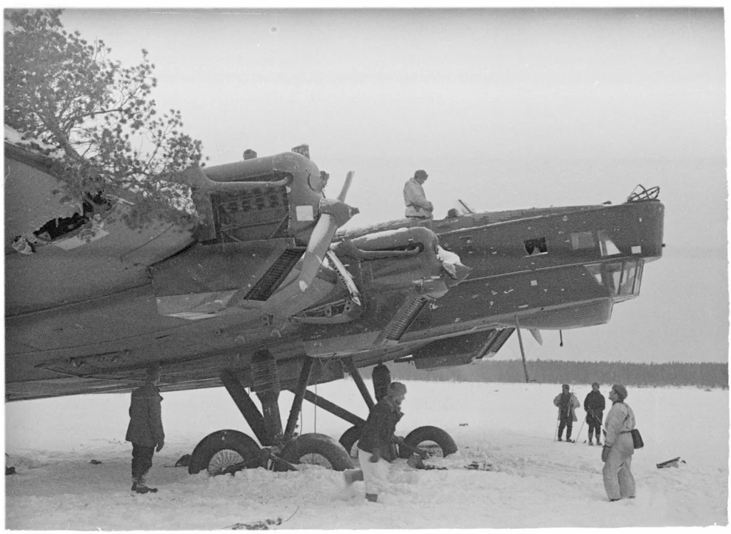 TB-3 dopo un atterraggio di emergenza nel corso della guerra d'inverno, marzo 1940