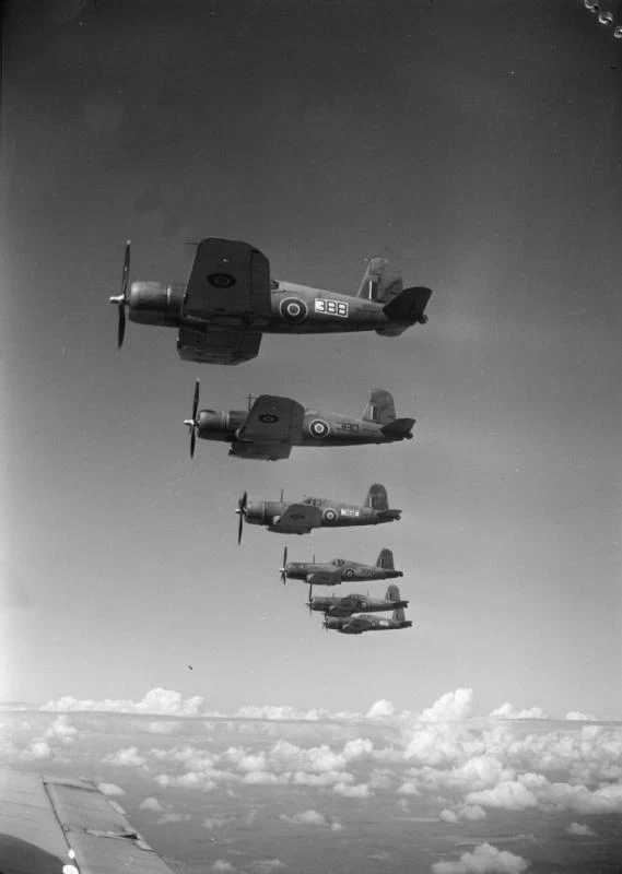 Una formazione di F4U inglesi