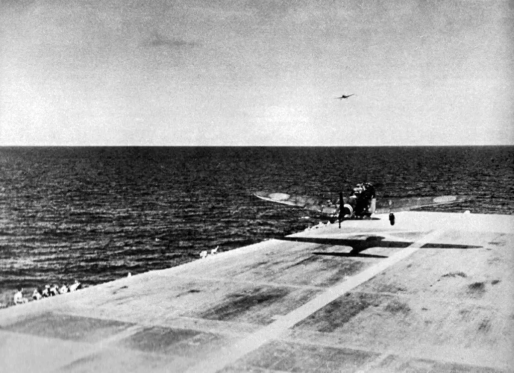 Nakajima B5N2 Kate in decollo dalla Zuikaku