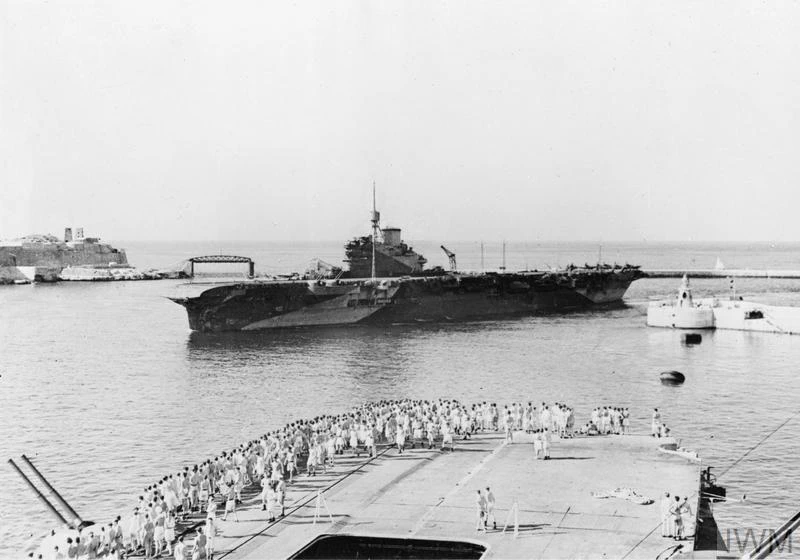 La Illustrious entra nel Grand Harbour, Valletta, Malta, ottobre 1943