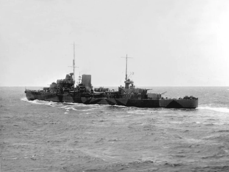 British_light_cruiser_HMS_Leander_(75)_underway_at_sea_in_1945 HMS Leander nel 1945