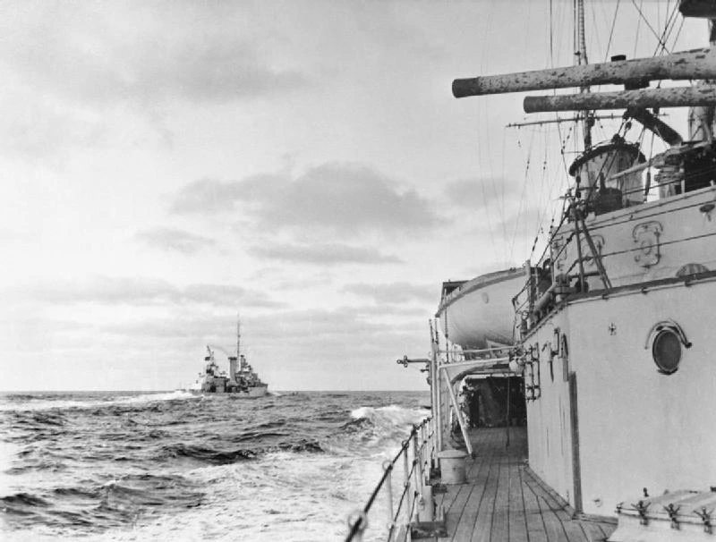 Gli incrociatori leggeri Alleati HMS Achilles ed HMS Ajax durante l'inseguimento all'Admiral Graf Spee HMNZ Achilles