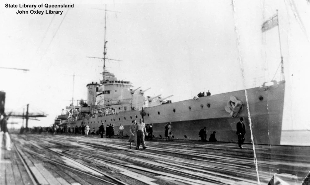 La HMNZS Achilles ormeggiata in una foto dell'Archivio di Stato del Queensland. HMNZ Achilles