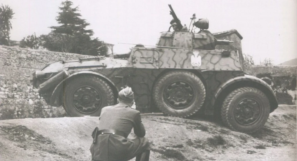 Autoblinda AB40 con mitragliatrice anti aerea